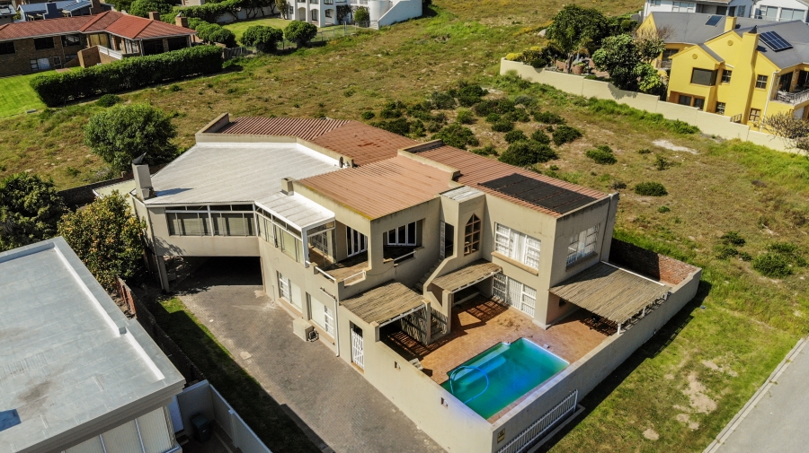 8 Bedroom Property for Sale in Middedorp Western Cape